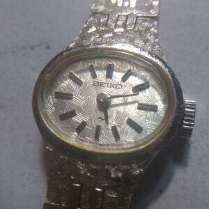 Seiko 11-7619 Ladies Wind Up Watch 17J  Silver Etched Dial New Bat Works Great